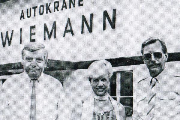 Ein schwarz-weiß Foto der Familie Wiemann bei der Gründung des Unternehmens 1960.